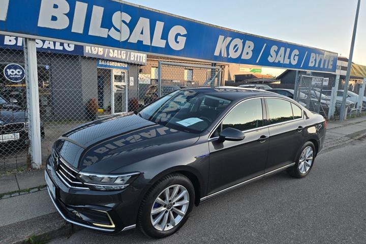 Hvid VW Passat fra 2022