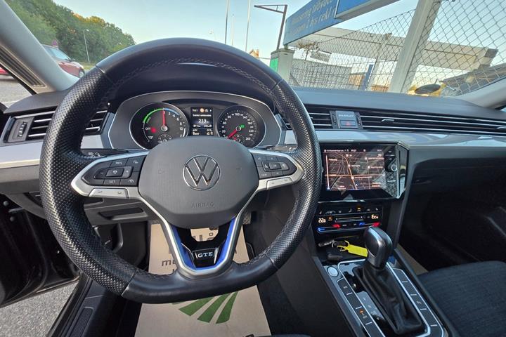 Hvid VW Passat fra 2022