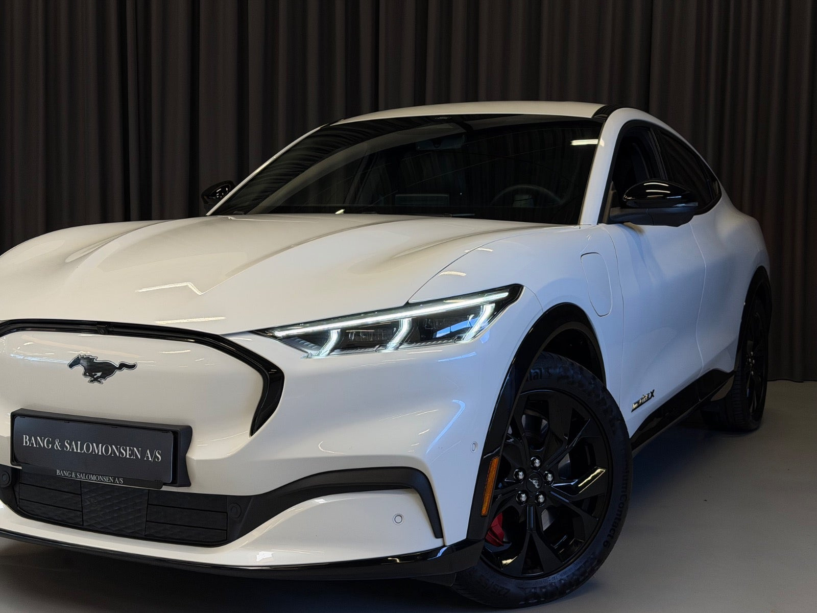 Hvid Ford Mustang Mach-E fra 2024