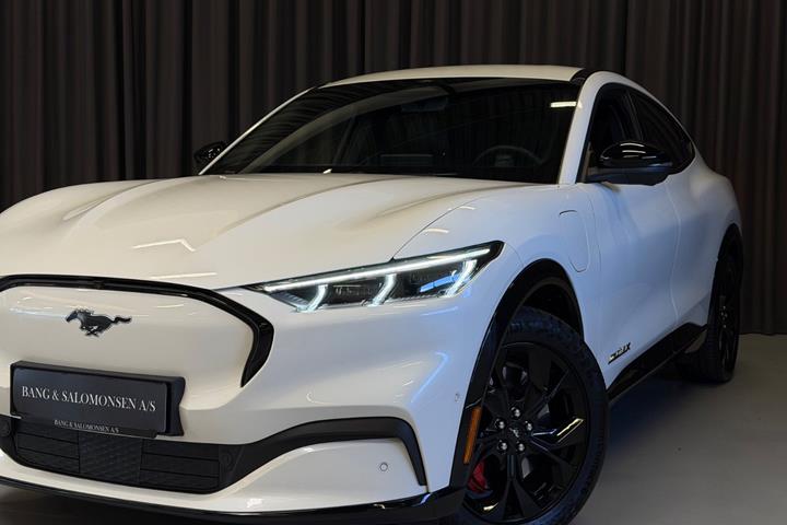 Hvid Ford Mustang Mach-E fra 2024