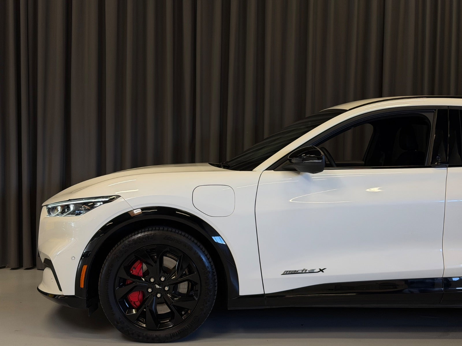 Hvid Ford Mustang Mach-E fra 2024