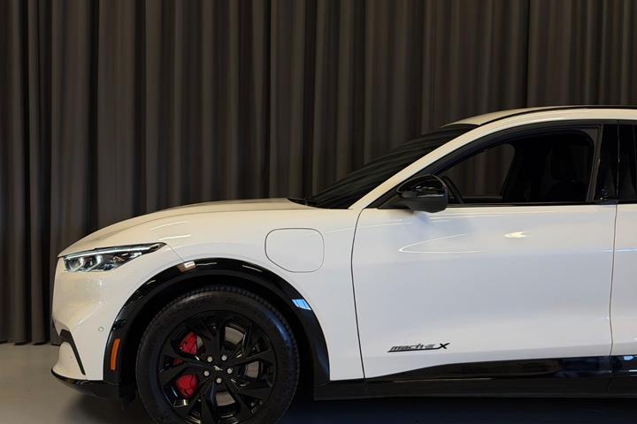 Hvid Ford Mustang Mach-E fra 2024