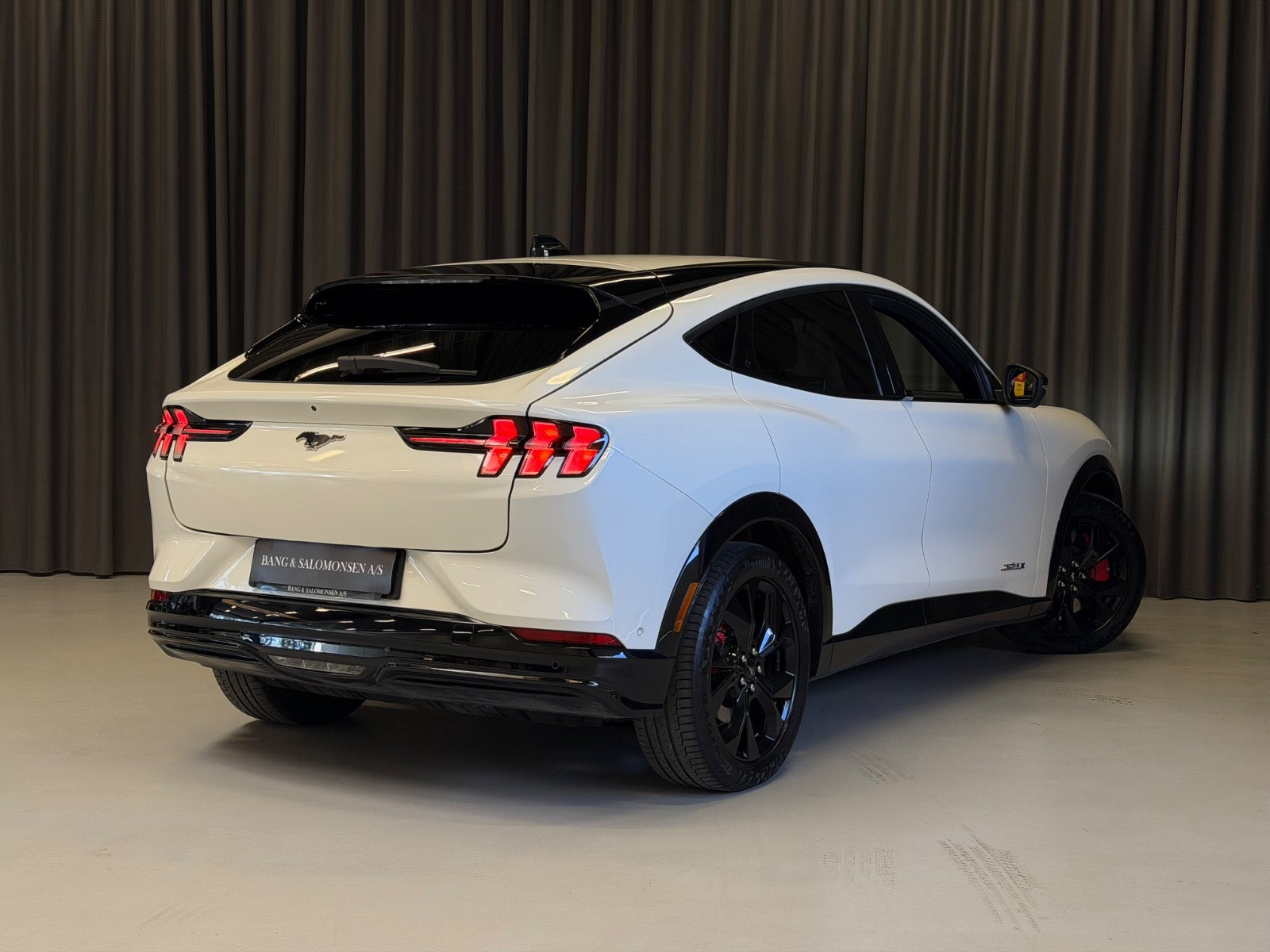 Hvid Ford Mustang Mach-E fra 2024