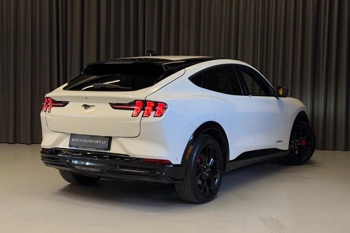 Hvid Ford Mustang Mach-E fra 2024