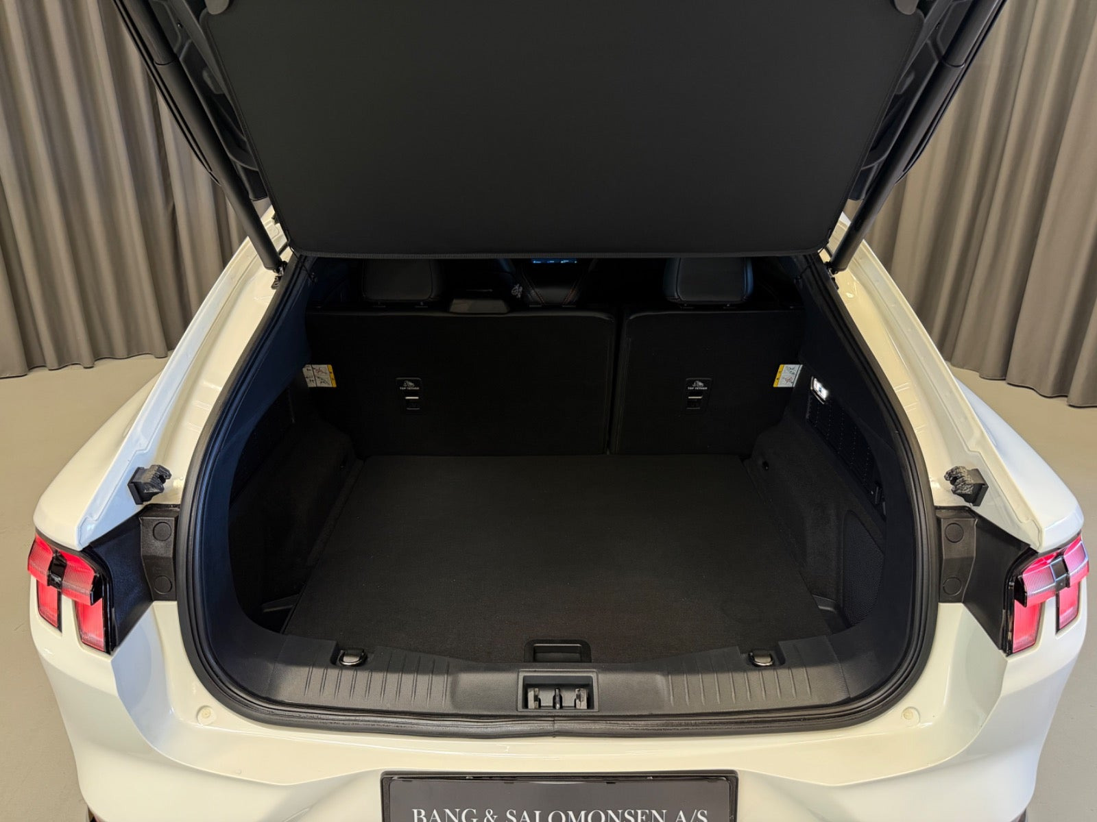 Hvid Ford Mustang Mach-E fra 2024