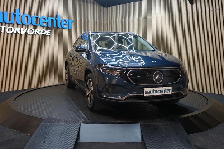 Blå Mercedes EQA250+ fra 2023
