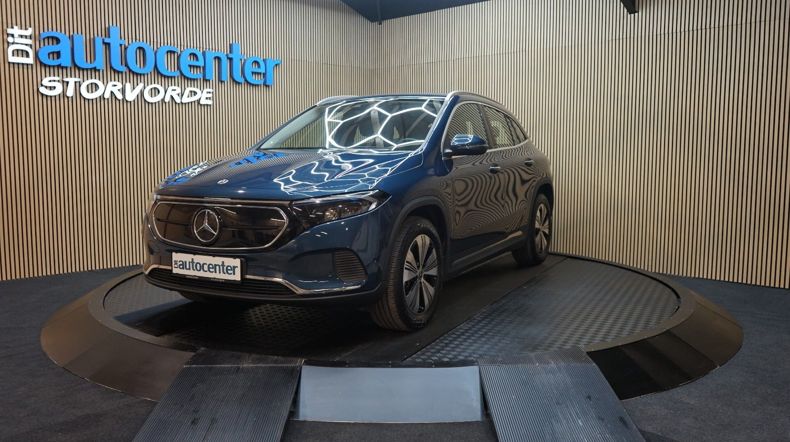 Blå Mercedes EQA250+ fra 2023