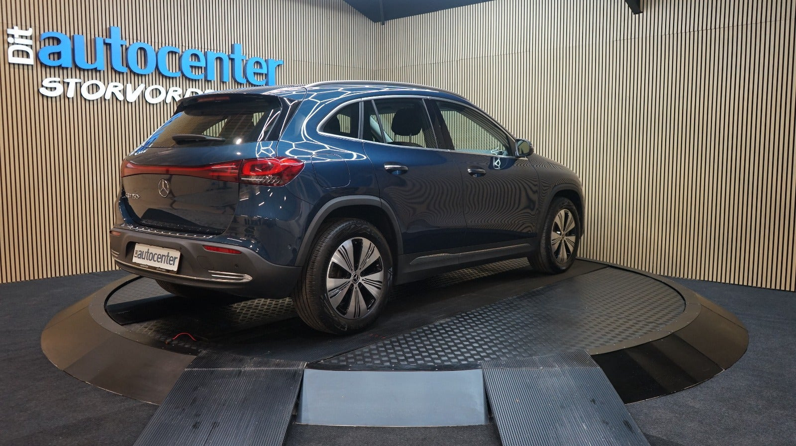 Blå Mercedes EQA250+ fra 2023