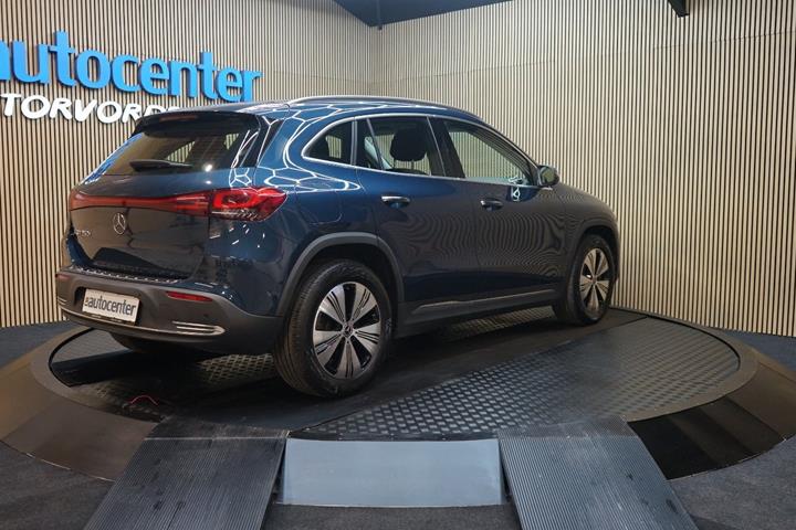 Blå Mercedes EQA250+ fra 2023