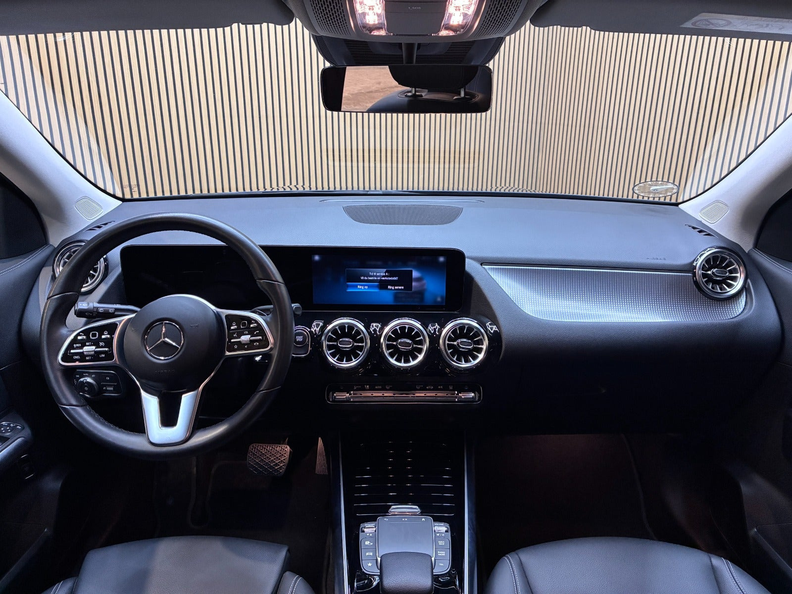 Blå Mercedes EQA250+ fra 2023