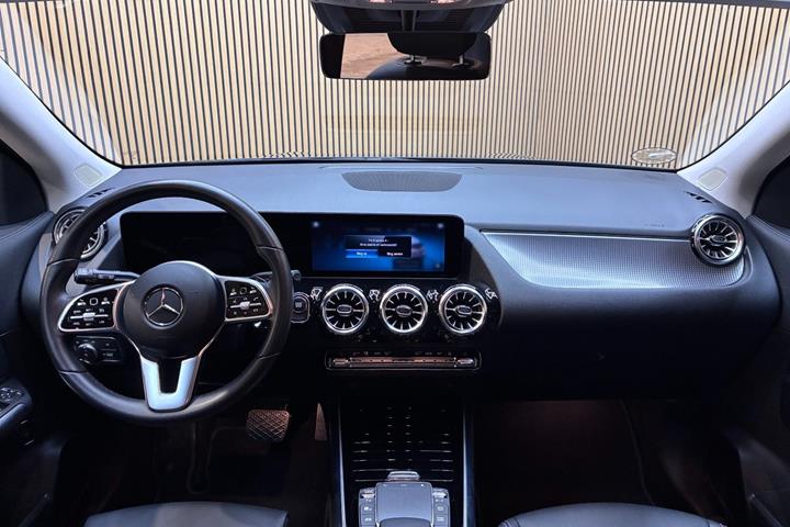 Blå Mercedes EQA250+ fra 2023