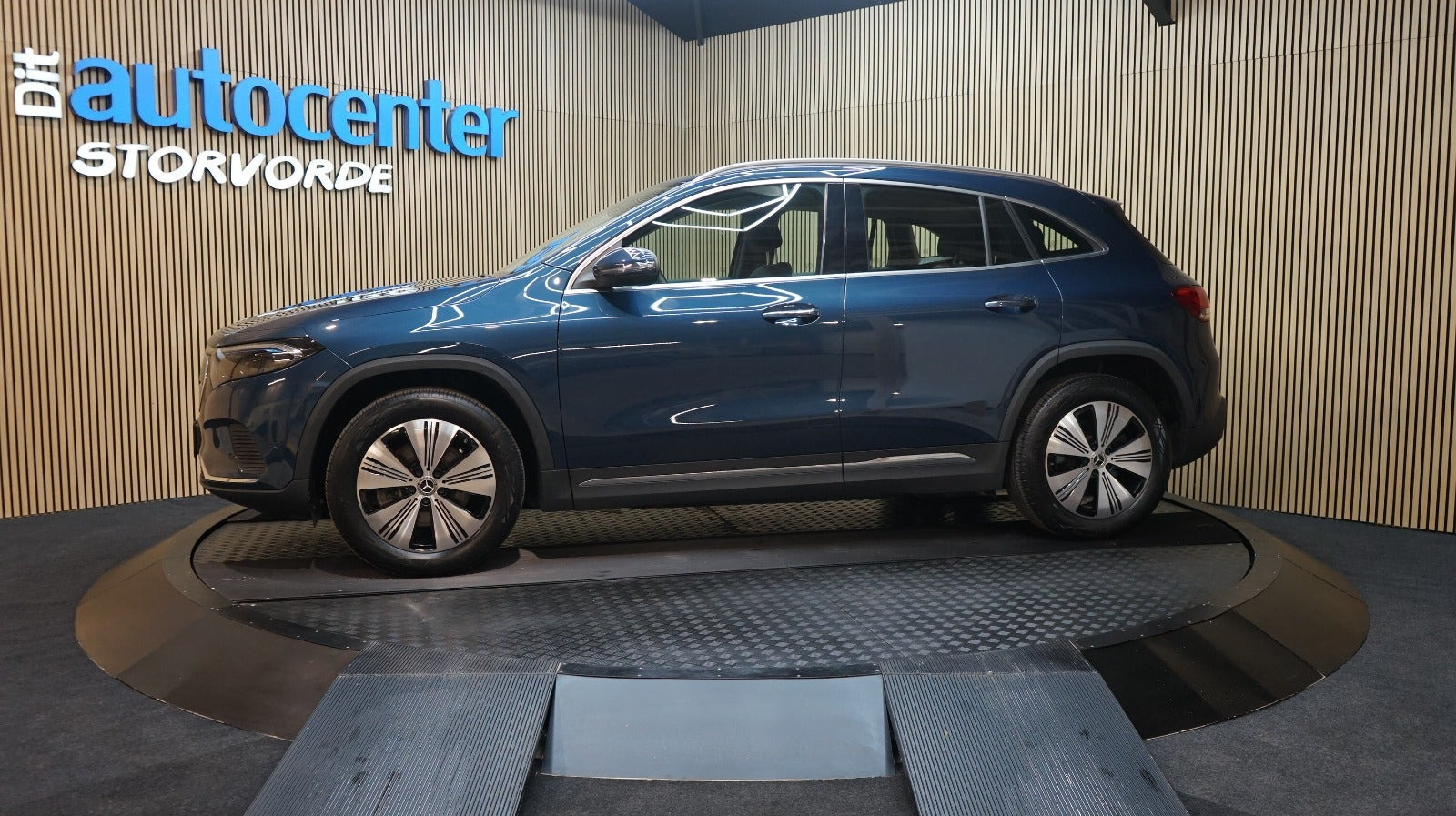 Blå Mercedes EQA250+ fra 2023