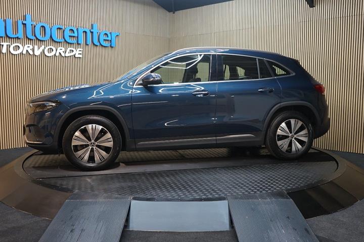 Blå Mercedes EQA250+ fra 2023