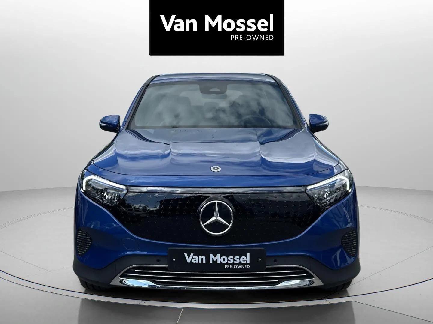 Blå Mercedes EQB250+ fra 2025