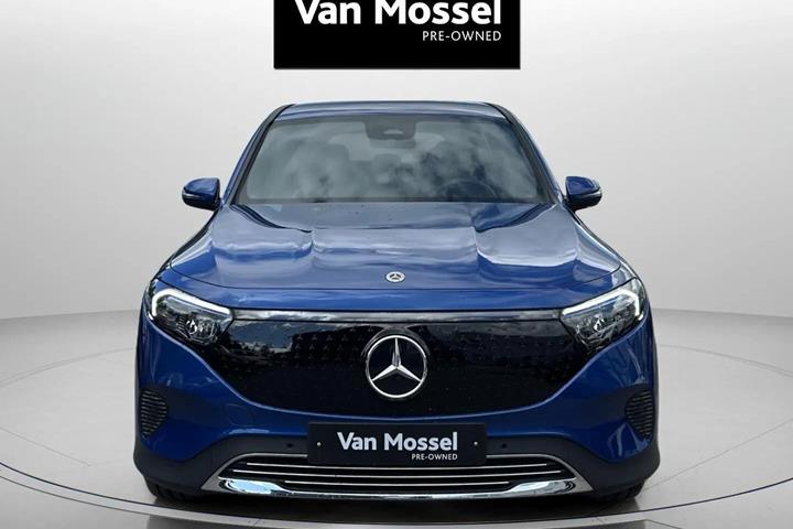 Blå Mercedes EQB250+ fra 2025
