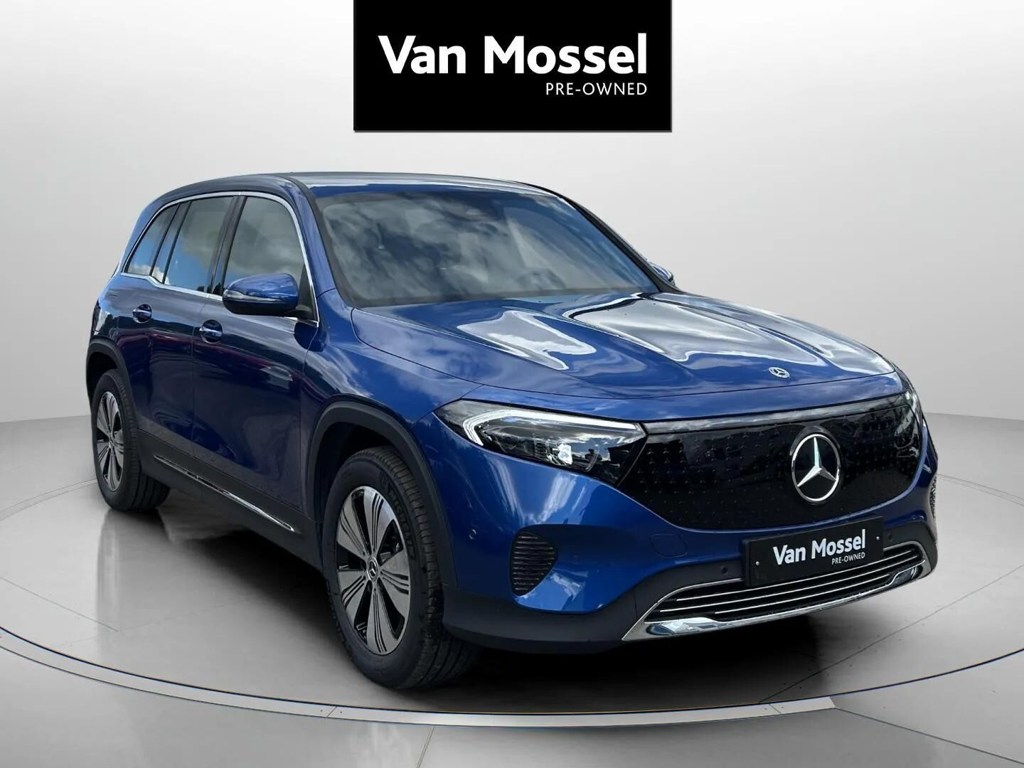 Blå Mercedes EQB250+ fra 2025
