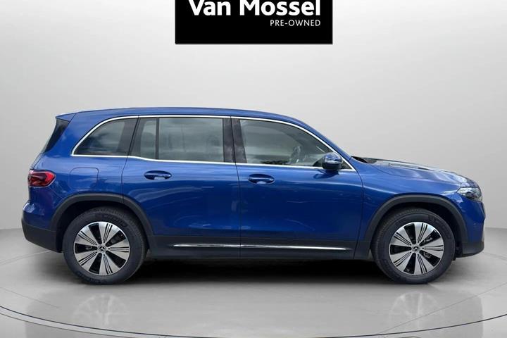 Blå Mercedes EQB250+ fra 2025