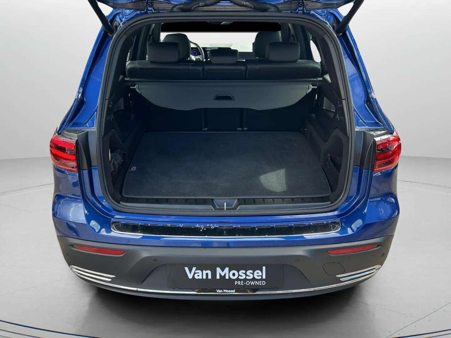 Blå Mercedes EQB250+ fra 2025