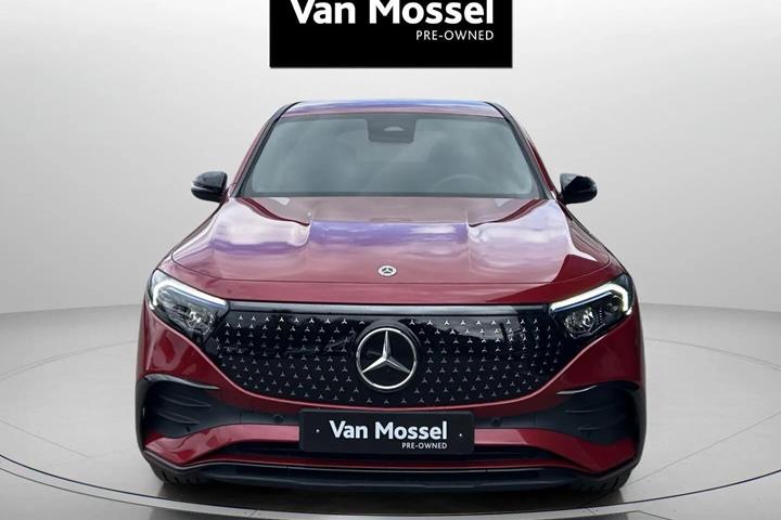Rød Mercedes EQB250+ fra 2025
