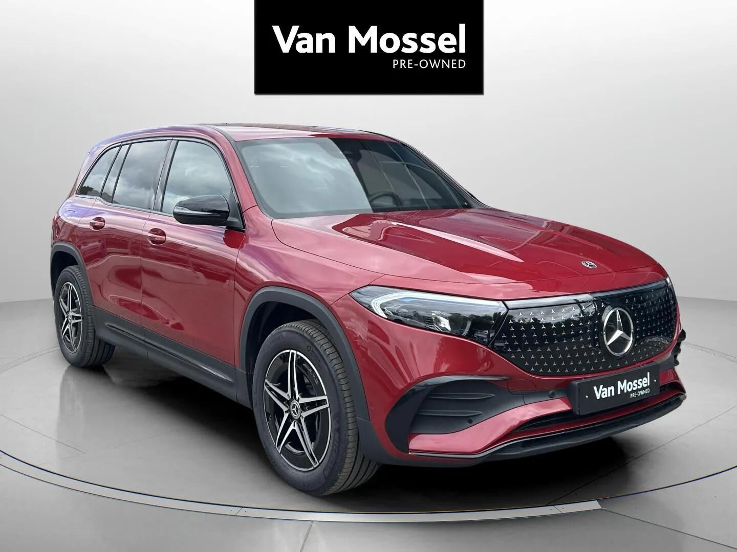 Rød Mercedes EQB250+ fra 2025
