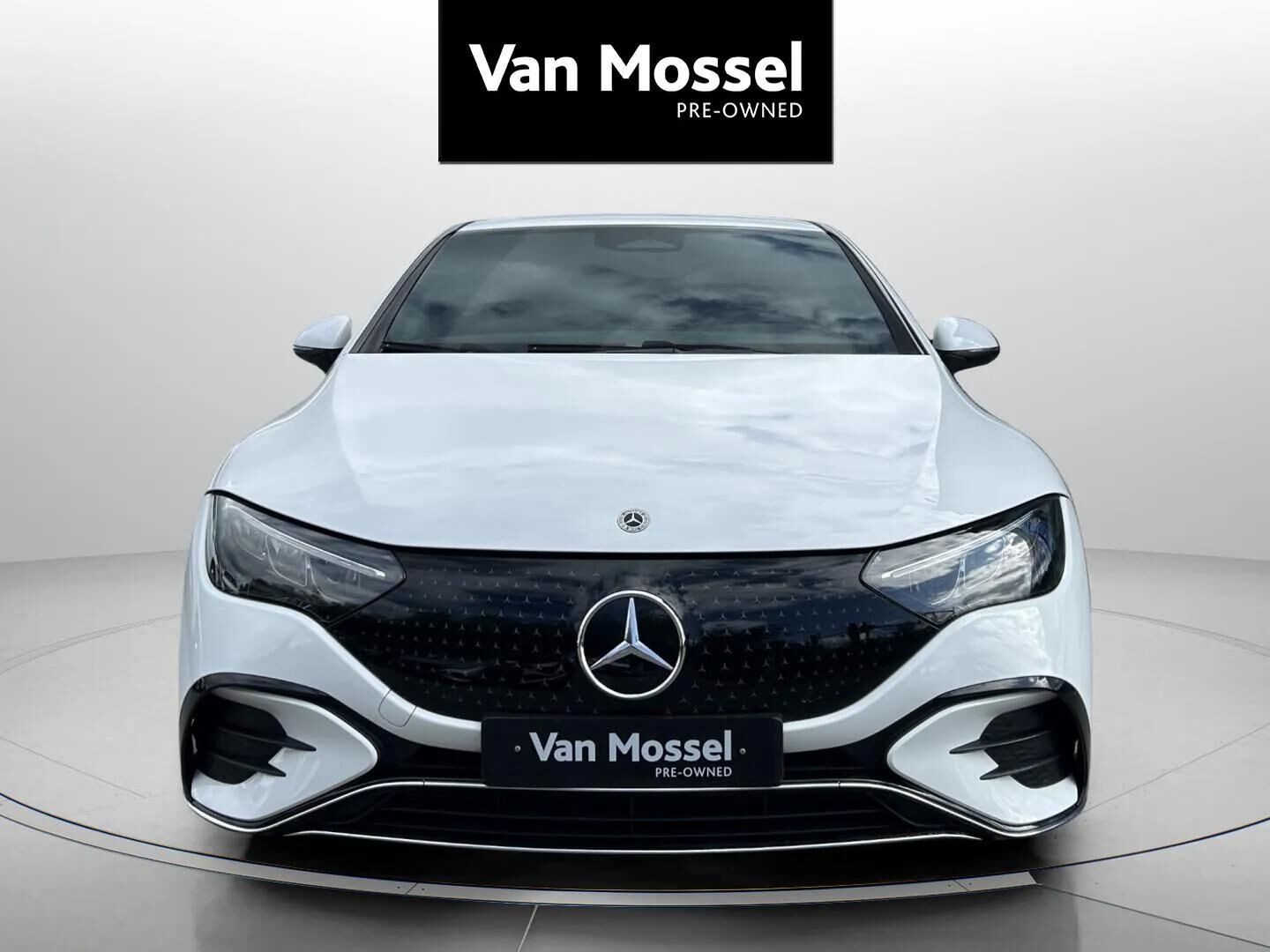 Hvid Mercedes EQE300 fra 2025