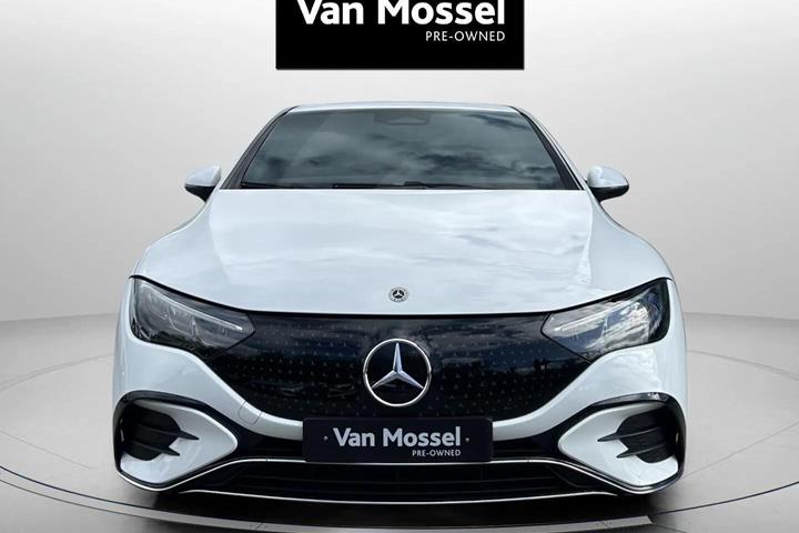 Hvid Mercedes EQE300 fra 2025