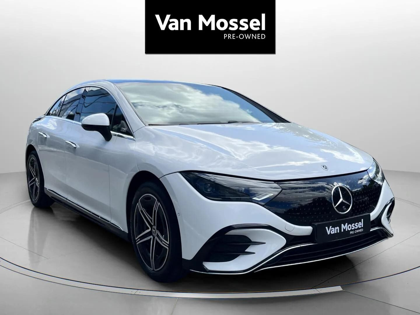 Hvid Mercedes EQE300 fra 2025