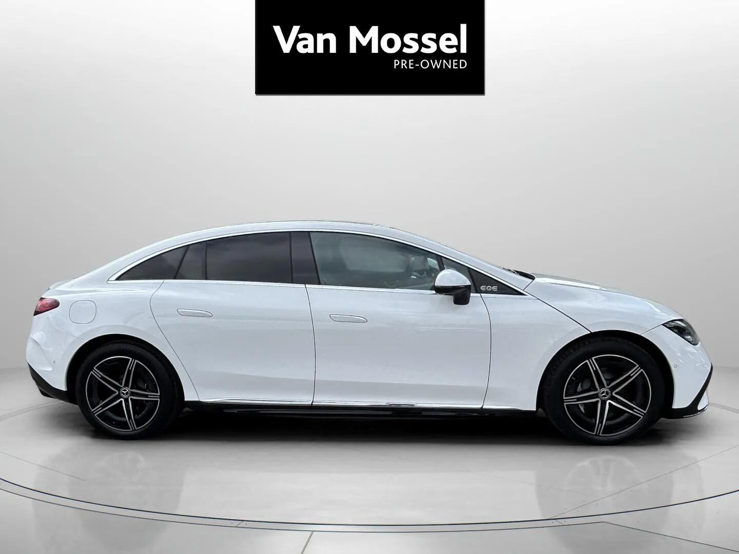 Hvid Mercedes EQE300 fra 2025