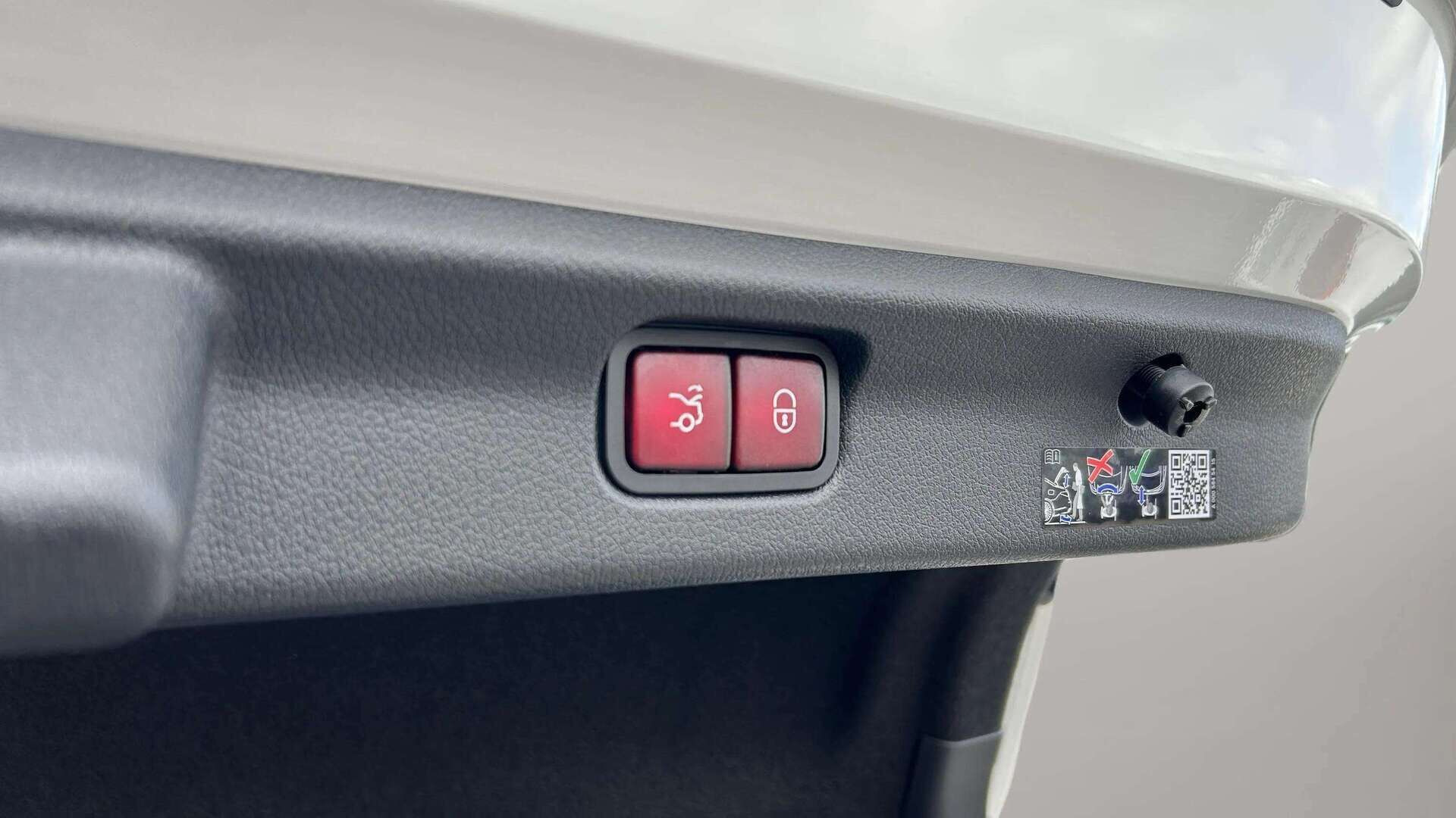 Hvid Mercedes EQE300 fra 2025