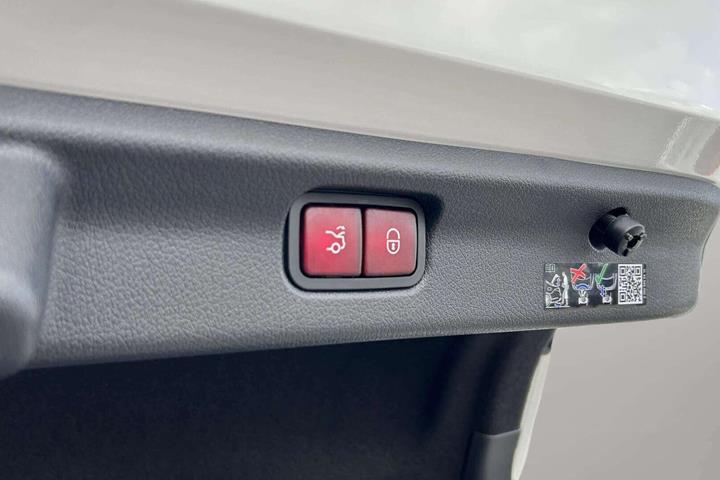 Hvid Mercedes EQE300 fra 2025