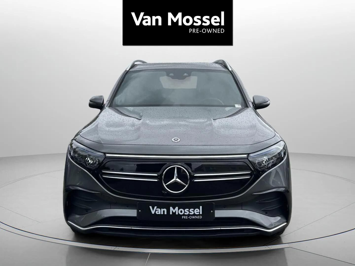 Grå Mercedes EQB250+ fra 2023