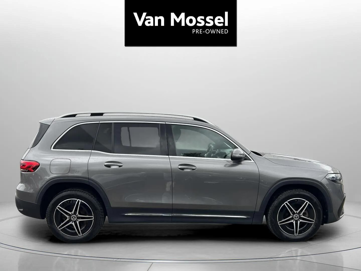 Grå Mercedes EQB250+ fra 2023