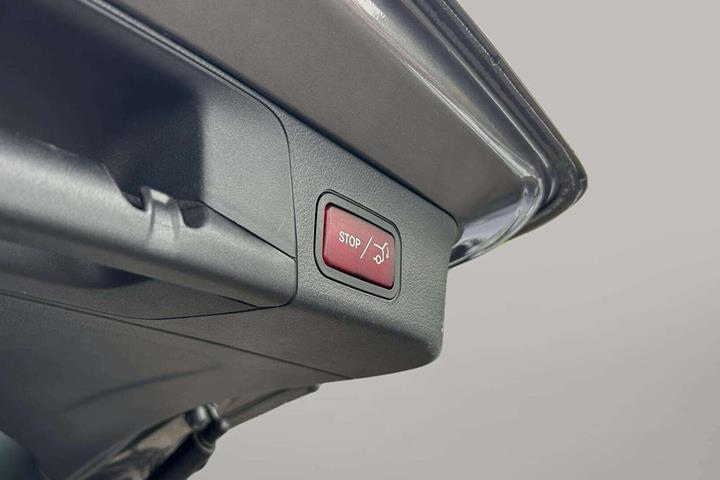 Grå Mercedes EQB250+ fra 2023