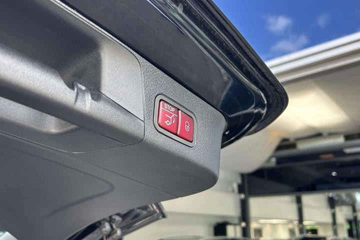 Sort Mercedes EQB300 fra 2024