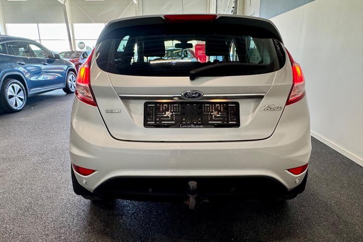 Sølv Ford Fiesta fra 2016