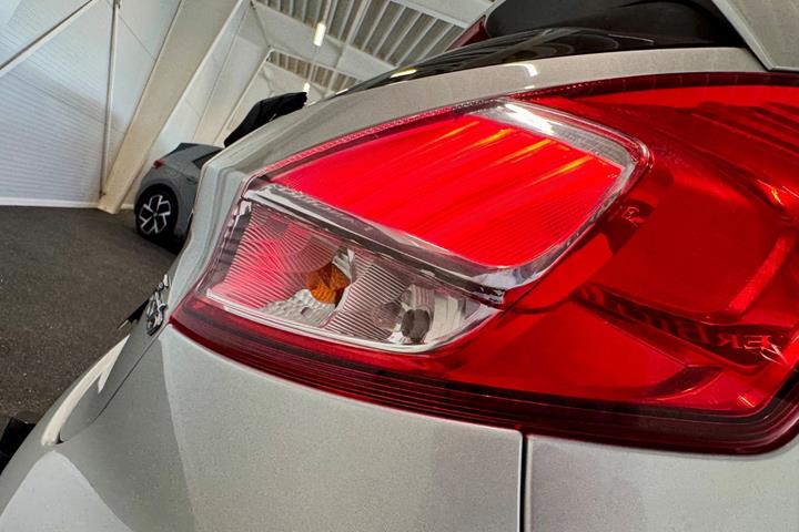 Sølv Ford Fiesta fra 2016