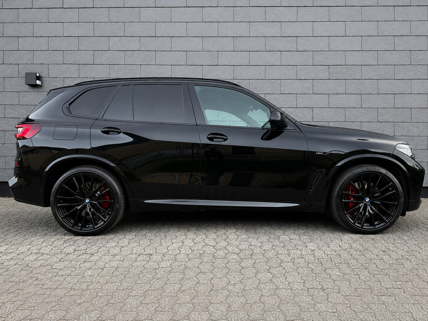 Sort BMW X5 fra 2023