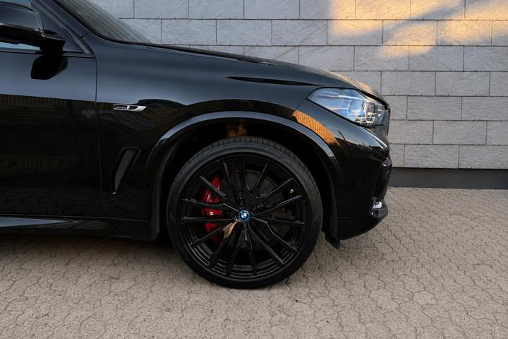 Sort BMW X5 fra 2023