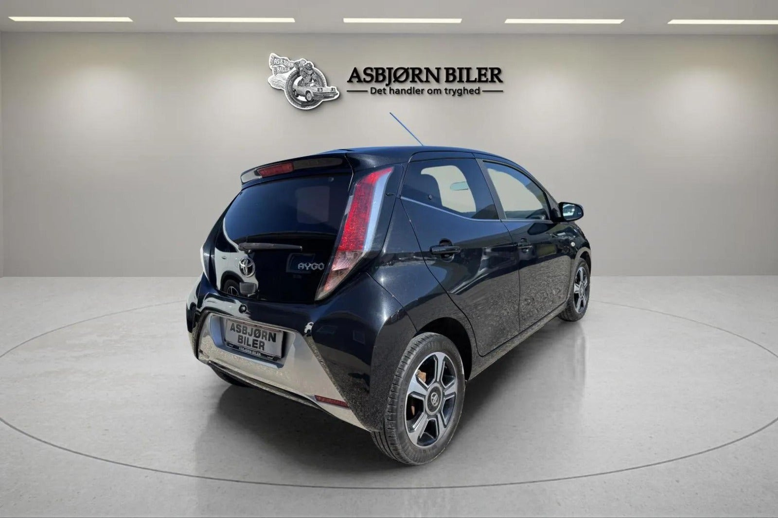 Sort Toyota Aygo fra 2015
