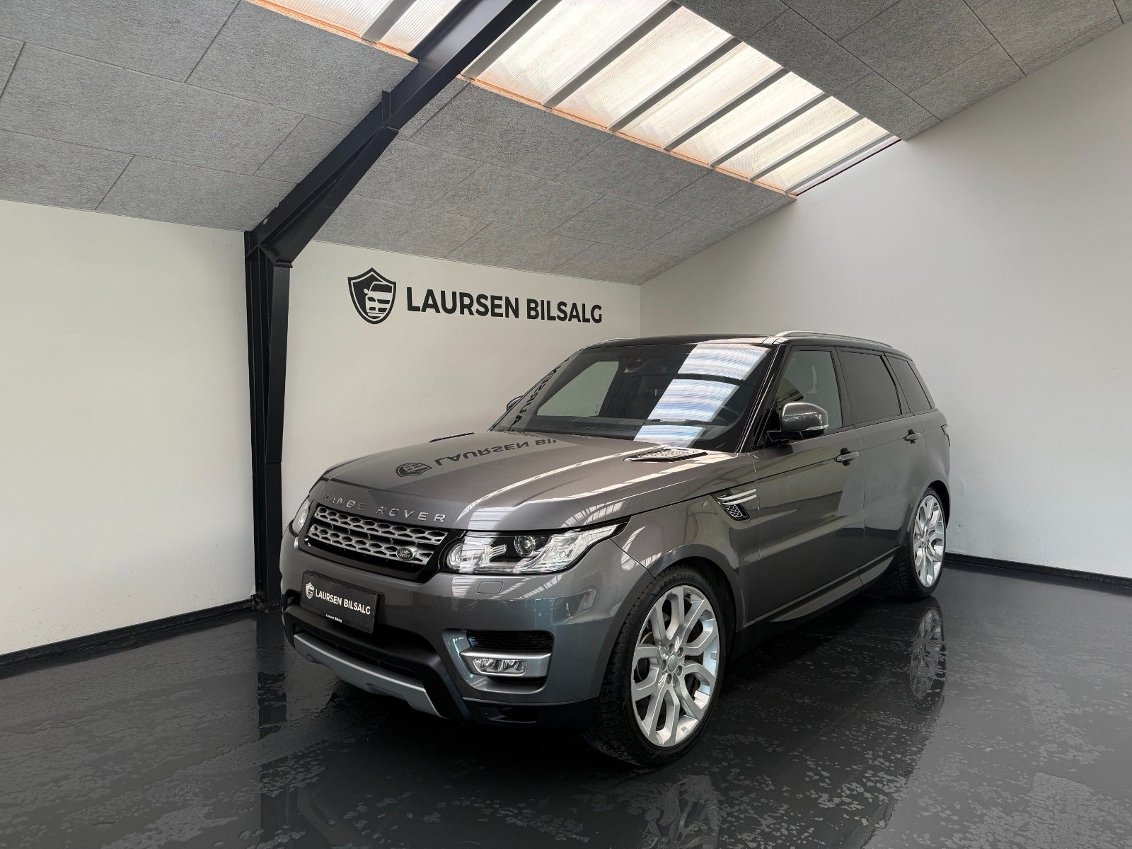 Grå Land Rover Range Rover sport fra 2016