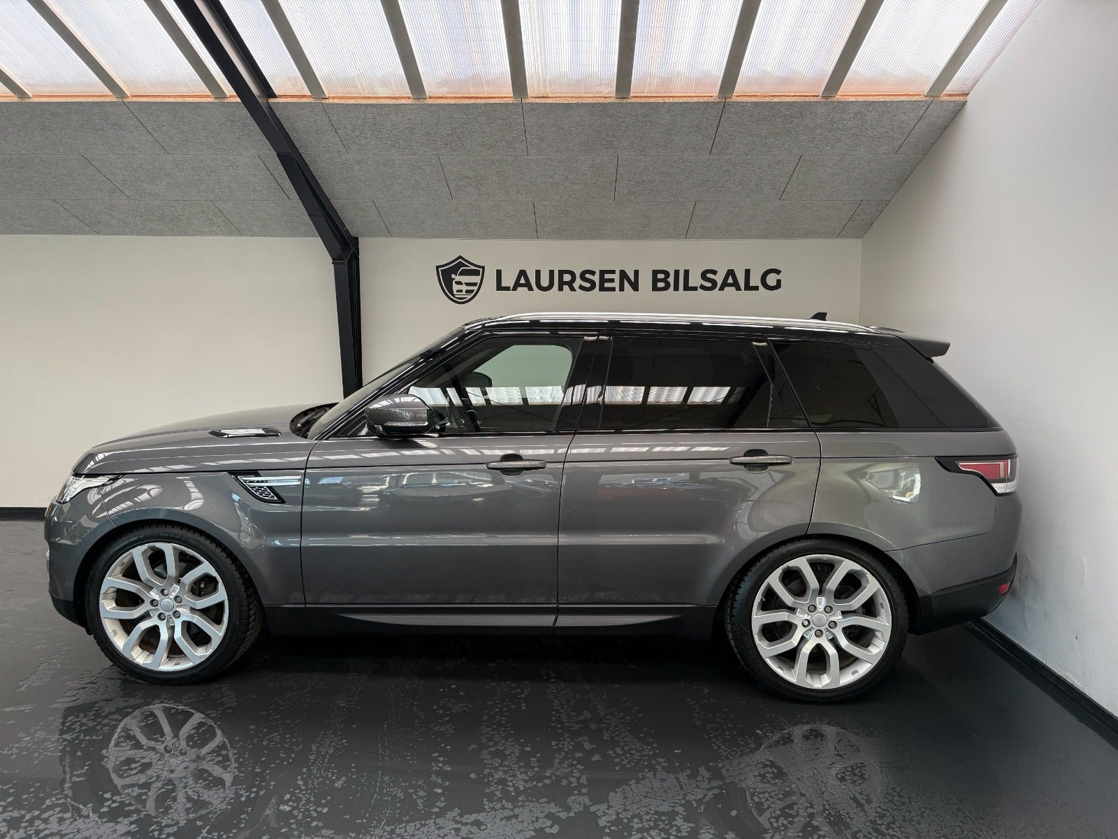 Grå Land Rover Range Rover sport fra 2016