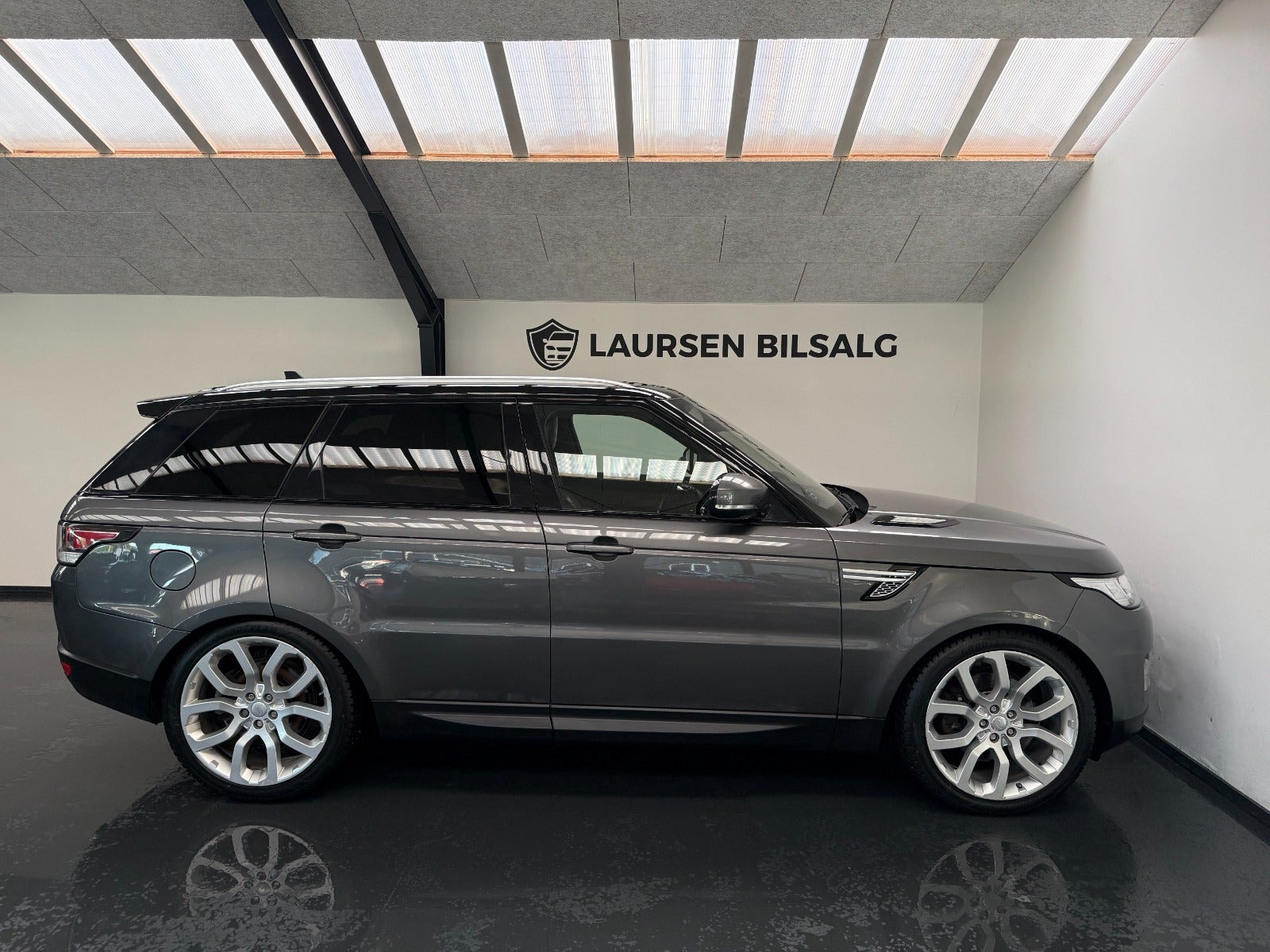 Grå Land Rover Range Rover sport fra 2016