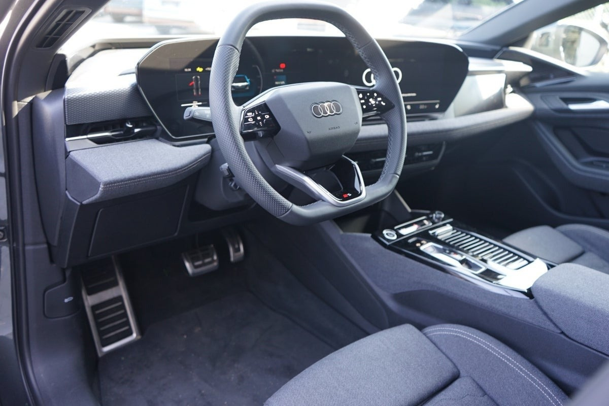 Grå Audi A6 e-tron fra 2025
