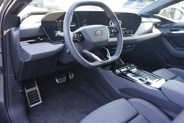 Grå Audi A6 e-tron fra 2025