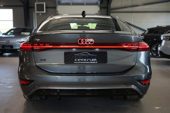 Grå Audi A6 e-tron fra 2025