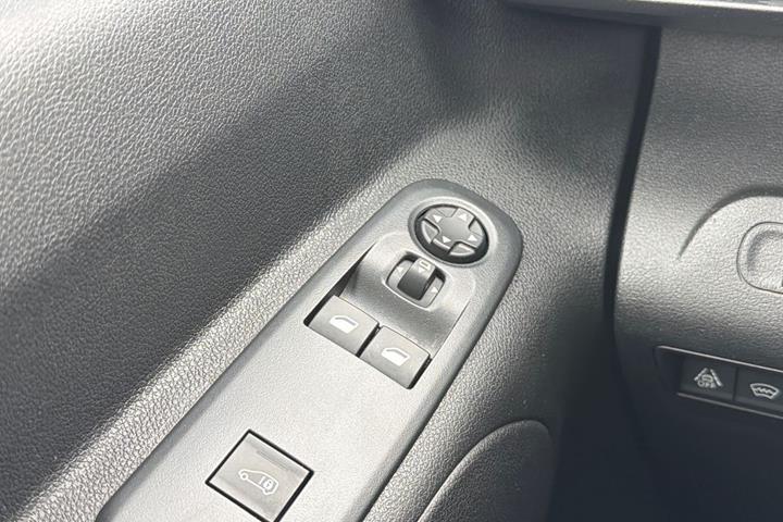 Hvid Peugeot Partner fra 2022