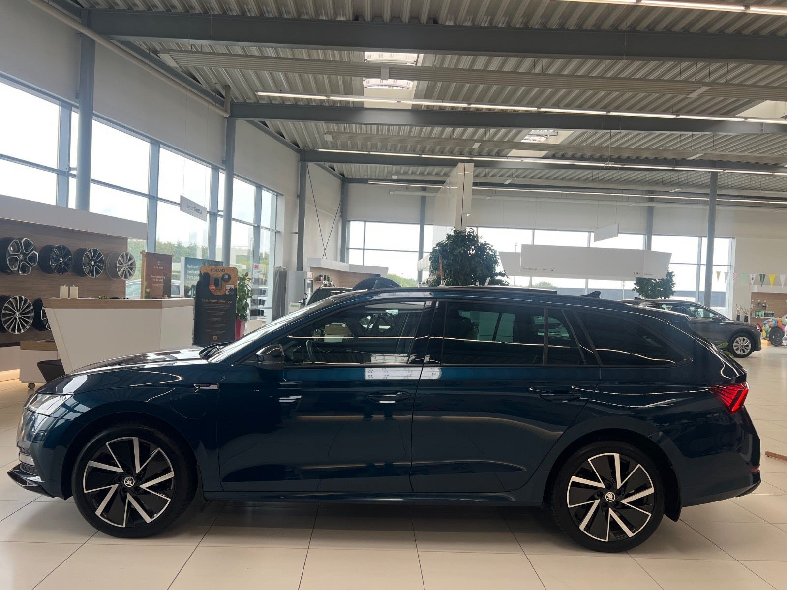 Blå Skoda Octavia fra 2023