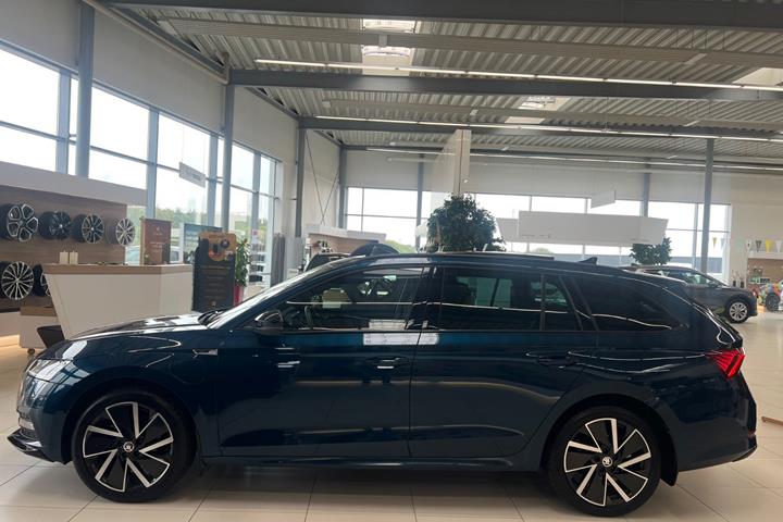 Blå Skoda Octavia fra 2023