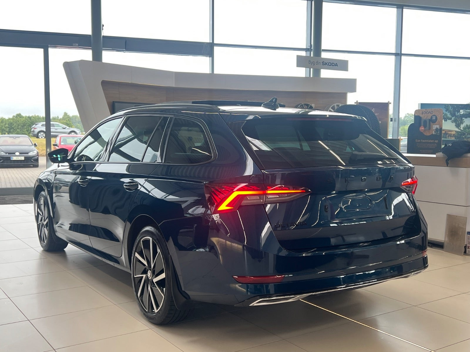 Blå Skoda Octavia fra 2023