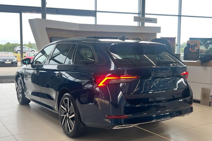 Blå Skoda Octavia fra 2023